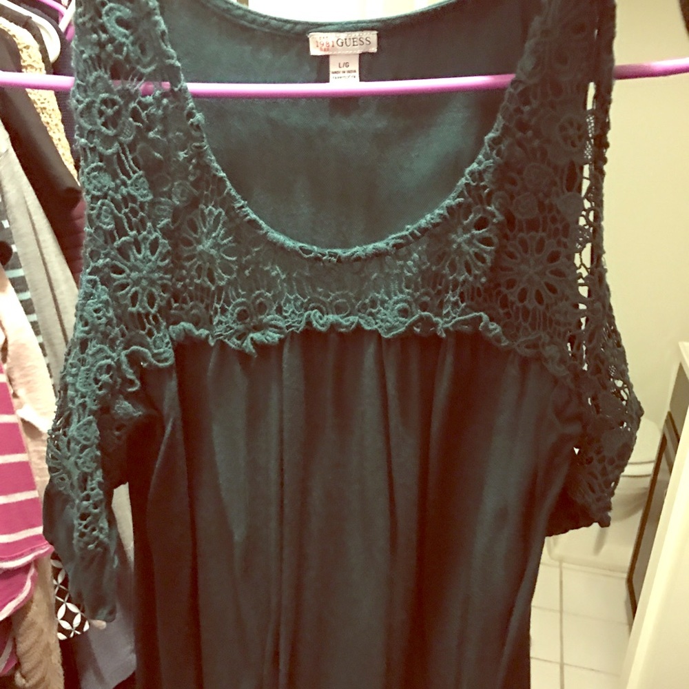 Large bare shoulder lace blouse GUESS. Dark green